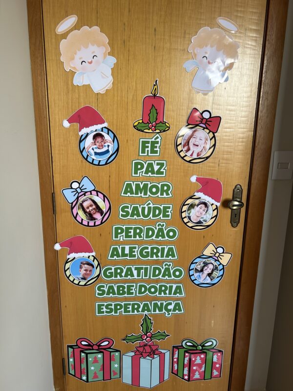 Mural de Porta - árvore de natal com palavras